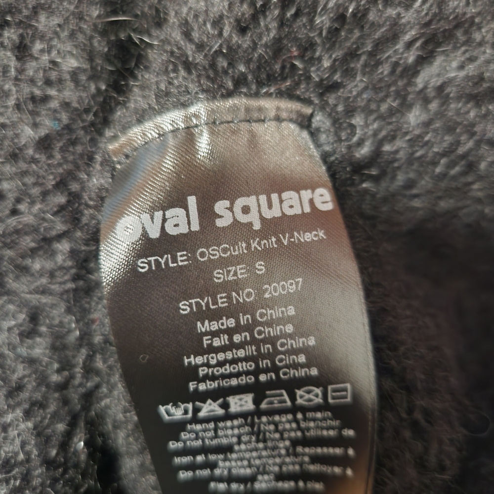 Cozy  V-Neck Sweater for Women. OVERSIZED - Picture 3 of 8